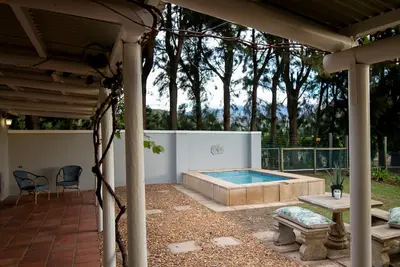 Image de Cozy 2-bedroom cottage with WiFi and Ac in quaint Franschhoek