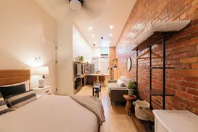 Image de Vintage Charm, comfortable & fully equipped studio apartment in downtown Grand Forks