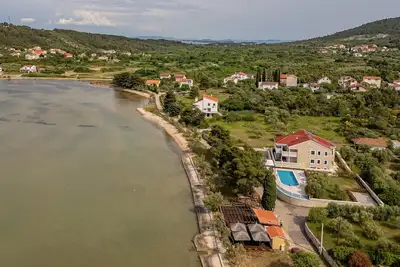 Image de Appartement en bord de mer Ă Mrljane