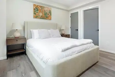 Image de Landing at 4415 Chestnut - 2 Bedrooms in Univer. . .