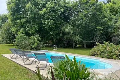 Image de Gîte familial rénové avec piscine, jardin de 1 hectare et vélos à disposition, situé en pleine campagne