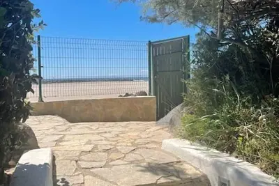 Image de Villa lumineuse pieds dans l'eau, accès plage direct, clim, jardin, Free Wifi, park, idéale famille!