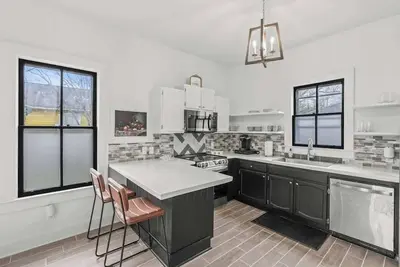 Image de Cozy Duplex Near Dt, King, 3 TVs, Walk To Dine