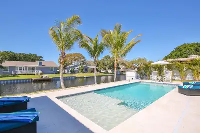 Image de Boho Beach House - Private Heated Pool, Newly Renovated, 10 Mins to Ami