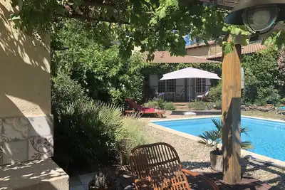 Image de Ville végétalisée pour 6 personnes. Grande piscine et cabane dans les arbres