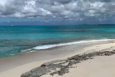 Image de Luxury/ cozy 2-bedroom apartment directly on beach WiFi, Ac, desk, full kitch