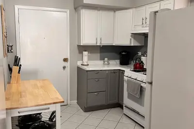 Image de 10 minutes to the lake! Family-sized Apt with free parking.