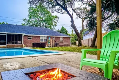 Image de Private 4 bedroom house near the beach with pool, hot tub, fire pit, game room.