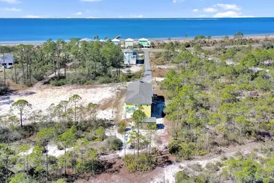 Image de Pet Friendly, Hot Tub, Fire Pit~ Dolphin Daze Beach House
