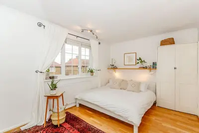 Image de 2 bed w/Garden, Driveway & Cot, 40 mins tube to Central London