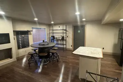 Image de Private Basement With Home Theater & Fast Wifi