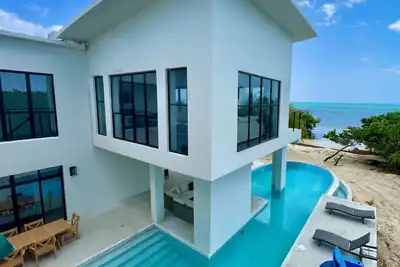 Image de Beachfront 5 bedroom Hibiscus House Villa, Private Beach. Awesome Pool &Pier