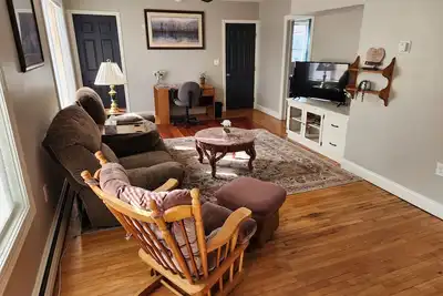 Image de Charming 3-bedroom apartment close to dining, shopping, bars, and entertainment.
