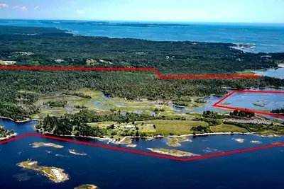 Image de Maritime estate with 4 miles of coastline, and an elegant 18th Century farmhouse
