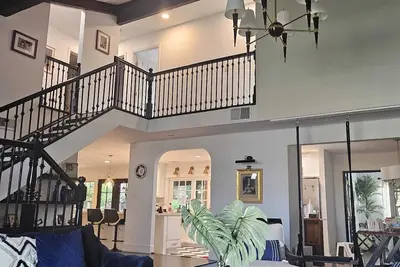Image de Remodeled Designer Westlake Entertainers Home Steam Spa Walkable to Restaurants