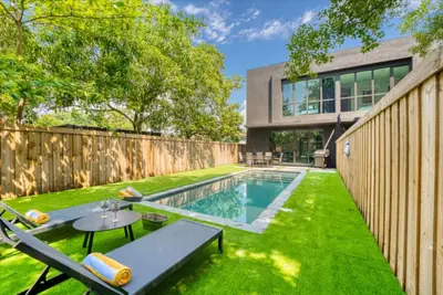 Image de Modern Luxe Retreat: Pool, Grill, 3 King Beds