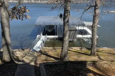 Image de Lakeside Bliss: Cozy 4br Retreat, Private Dock & Boat Slip at the 60mm!
