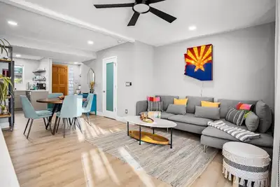 Image de Mins to Old Town-Pool-King-Grill-Fire pit-Huge yard-500Mbps wifi. Dogs & Cats Ok