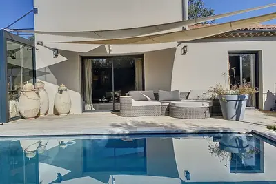 Image de Villa Moderne à Saumane-de-Vaucluse : Élégance contemporaine, proximité du golf
