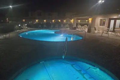 Image de Walk to golf and dining from this first floor Superstition Lakes condo near pool