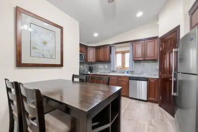 Image de 15 miles to New Braunfels, San Marcos, Seguin. Worker's Away from home retreat.
