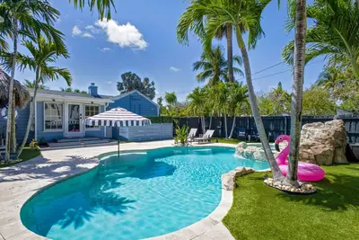Image de Boutique\nBungalow/King Beds/Pool/Tiki/Bbq/Resort