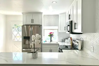 Image de Tastefully Renovated Brand New unit. Walking distance to everything, Lake Murray