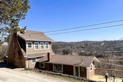 Image de \"House On The Rock\" Romantic Cottage Getaway w/ Hot Tub and cozy Fireplace! !