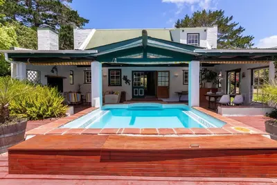 Image de It Offers you a View of the Backside of the Table Mountain and has 2 Pools