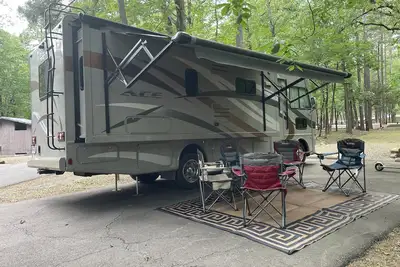 Image de 2015 Thor Ace Motorhome right off Pig Trail with views of White rock.