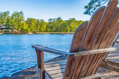 Image de Lakeside Home with propane firepit, kayaks, large patio with propane grill