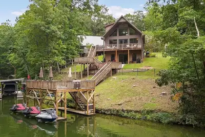 Image de Lakefront 3-bedroom cottage on Watts Bar Lake with boat slip!