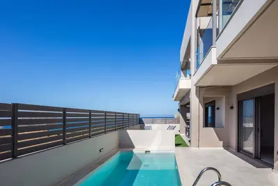 Image de Modern facilities, walking distance to the beach!