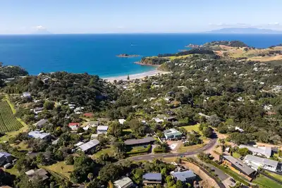 Image de Gulf Island Views - Welcome to Gulf Island Views, a beautifully restored premium holiday cottage with incredible views of the Hauraki Gulf. With two bedrooms and one bathroom this is perfect for a family of four or two couples to share.