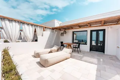 Image de Suites complex with caldera view