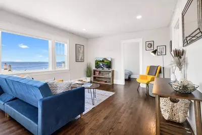 Image de View-tiful Top Floor Apartment one Block from Alki Beach