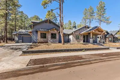 Image de Sleeps 18 | Luxury Flagstaff Retreat | Hot Tub