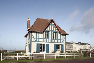 Image de Au détour du port de Deauville, une belle villa à colombages.