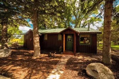 Image de Pet-Friendly Studio Cabin with River Access, Mountain Views & Hot Tub!