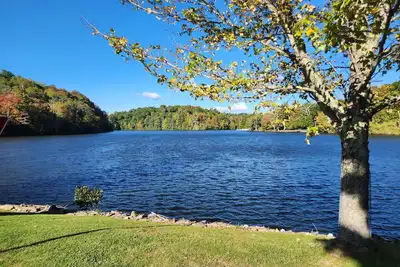 Image de Charming 2-bedroom house on the river with resort amenities, plus golf course! ! !