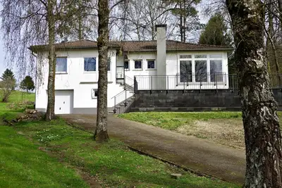 Image de Freistehender Bungalow mit GroĂźer Panoramaterasse Inmitten der Vulkaneifel
