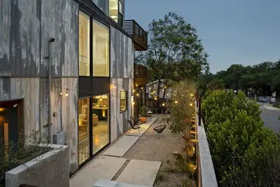 Image de Rooftop Deck, Dt City Views, Modern Eastside Oasis