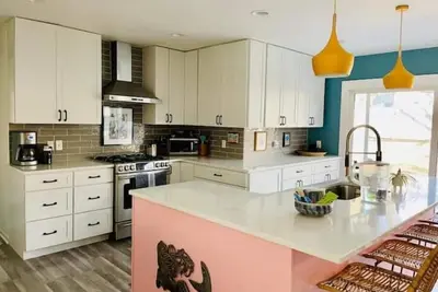 Image de Comfy, colorful, family-friendly west-side home