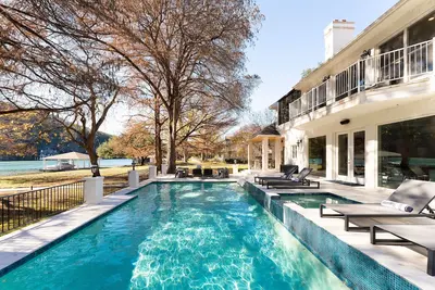 Image de Just 30 Minutes from Austin: Luxury Group Retreat Close to Iconic Texas Events