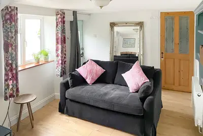Image de In this idyllic setting, the one-bedroom cottage in Combe St.