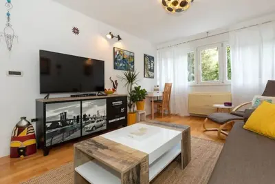 Image de 10 min walk to OldTown! Family & Work friendly + Balcony