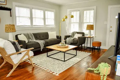 Image de Cozy House: 5 min drive to beach-zoo-restaurants-casino-brewery-train to Chicago