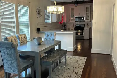 Image de Spacious Downtown Retreat with Unique Charm