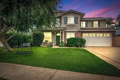Image de Spacious home in Leucadia blocks from the beach, restaurants, and shops.