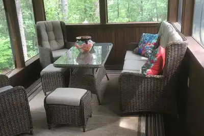 Image de Privacy surrounds this home with a mountain view and lake access.